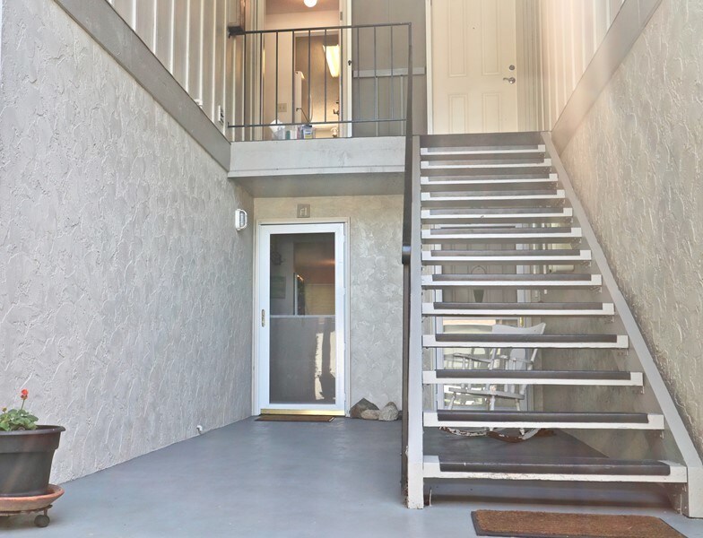 Primary Photo - Bright Top Floor End Unit