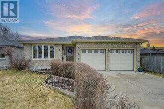 Building Photo - 535 Appledale Crescent