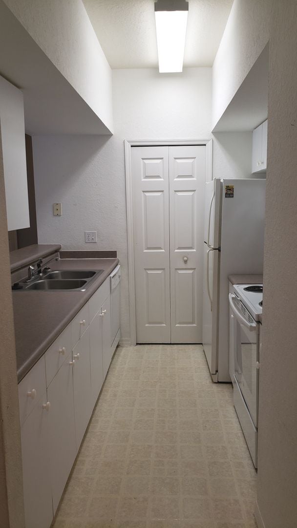 Foto del edificio - Large 3-Bedroom, 2-Bath Condo with Solariu...