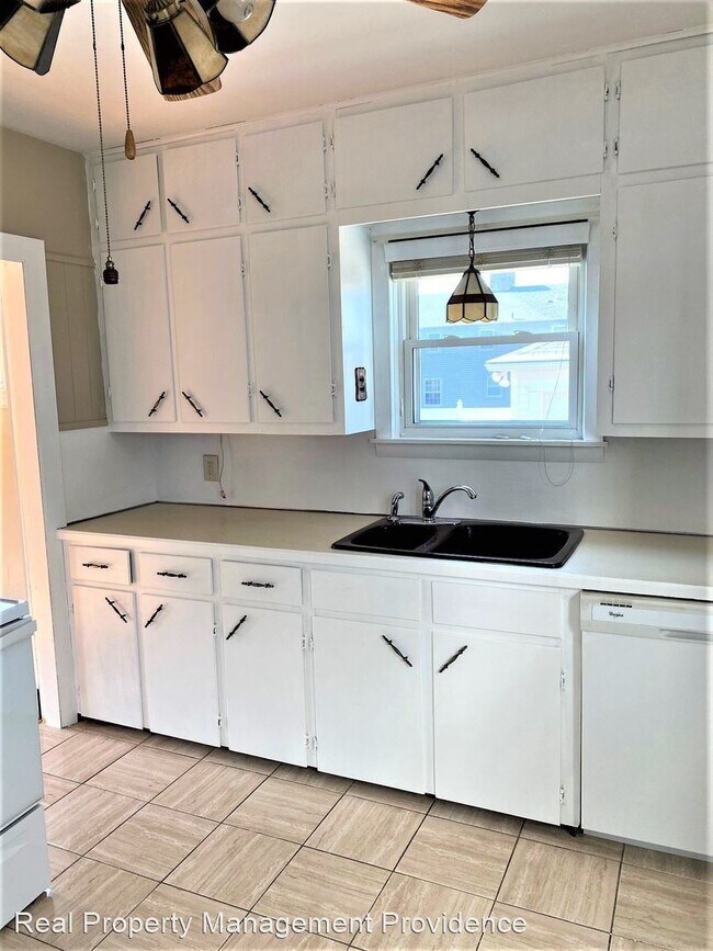 Building Photo - 3 br, 1.5 bath House - 24 Waldron Avenue