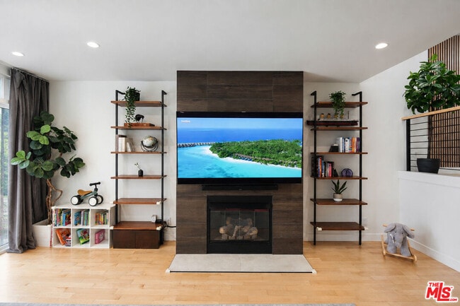 Building Photo - 4733 La Villa Marina