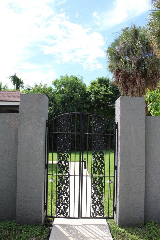 Building Photo - 620 Oak St