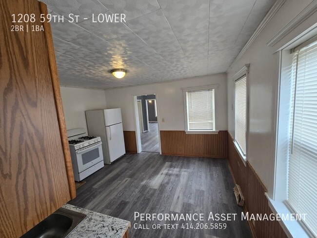 Building Photo - Charming 2-Bedroom Lower Unit Available 1/...