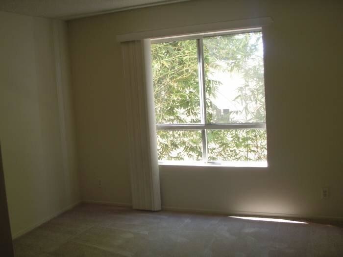 Foto principal - 9841 White Oak Ave