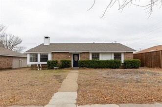 Building Photo - 824 Middle Cove Dr