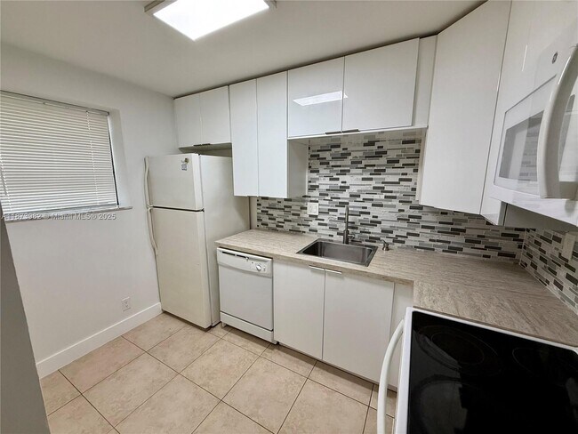 Foto del edificio - 702 Gardens Dr