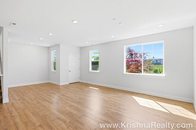 Building Photo - Modern 3BD | 2.5BA Townhome | Beaverton Living at Its Best