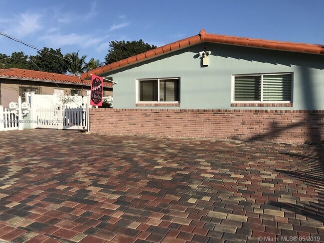 Foto del edificio - 5335 NW 3rd St