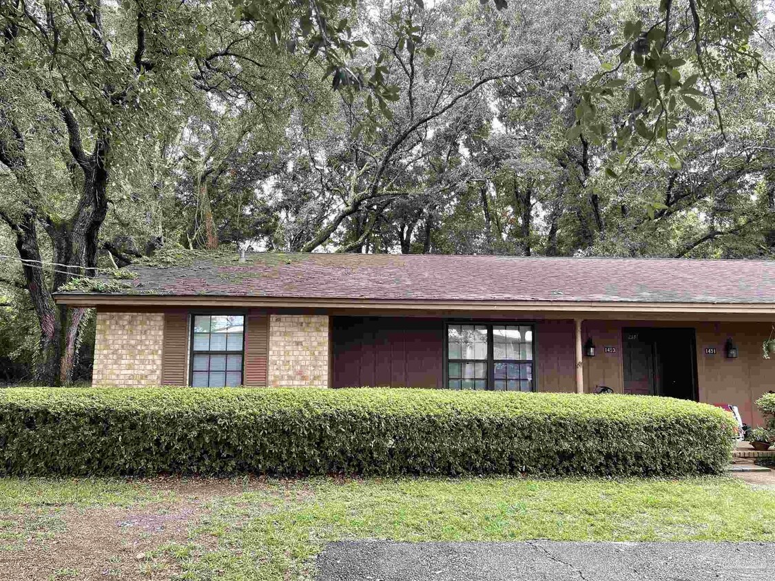 Primary Photo - 1453 E Johnson Ave