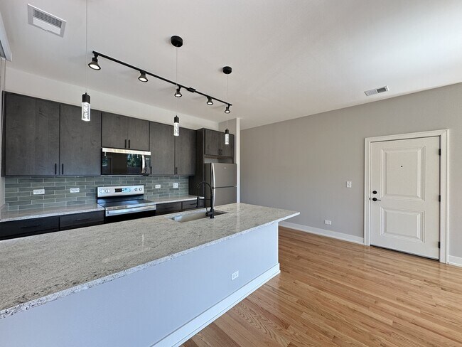 Building Photo - 2100 W 18th Pl