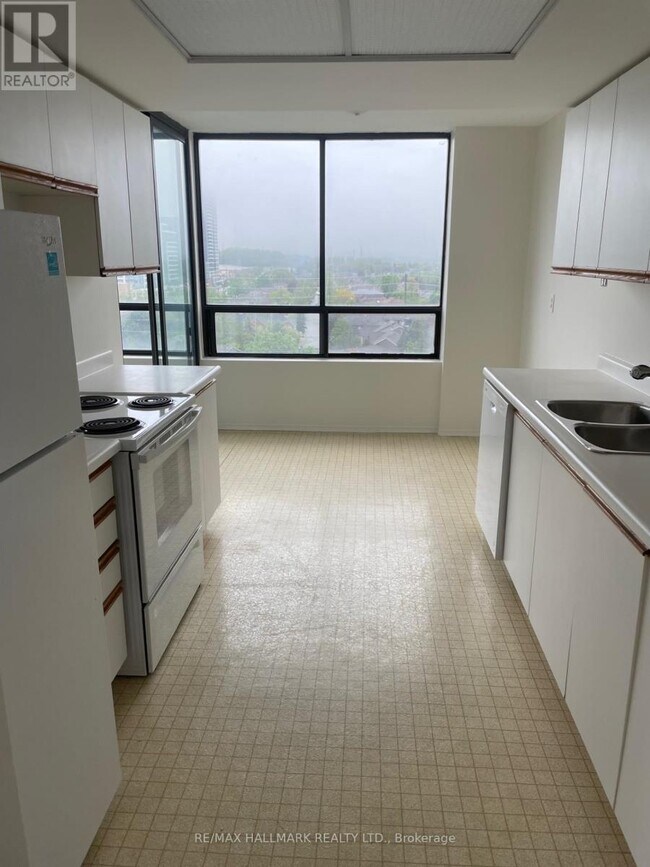 Photo du bâtiment - 7601-7601 Bathurst St