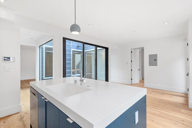 Building Photo - 811 Treat Ave
