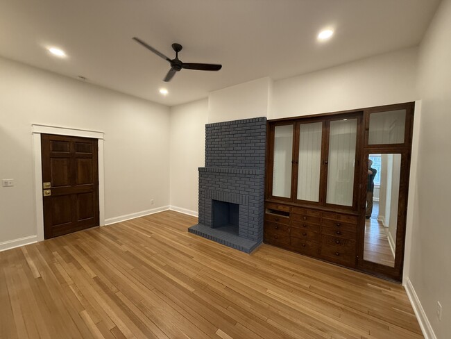 Building Photo - 822 3rd St S