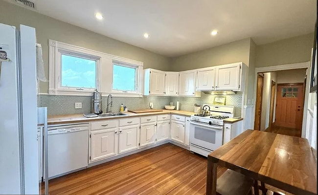 Building Photo - 14 Saint Martin St