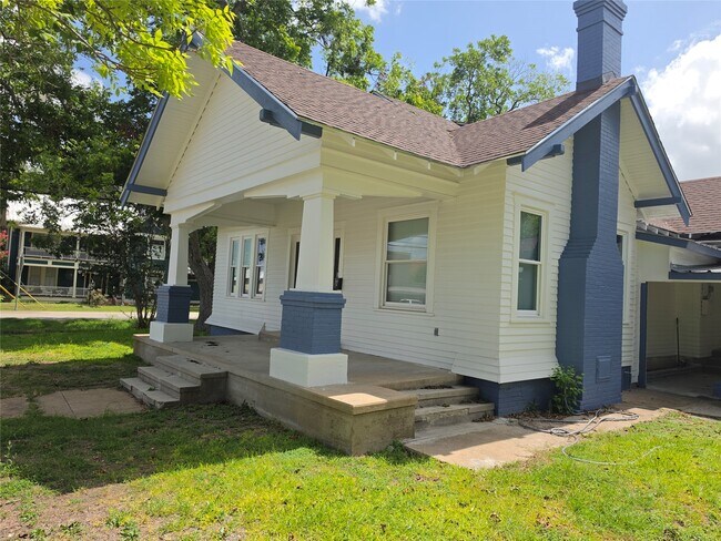 Building Photo - 101 Hackberry St