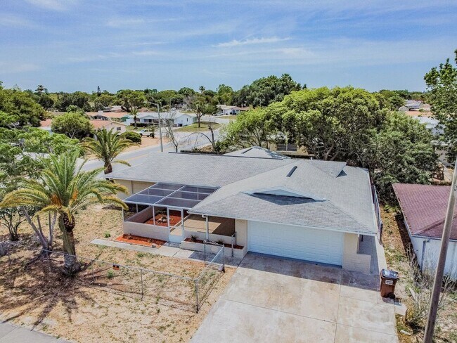 Foto del edificio - 3 Bedroom, 2 Bath with Rare 2 Car Garage!