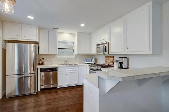 Building Photo - 827 E 36th St