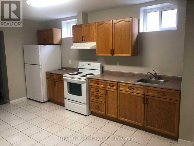 Building Photo - 580 Montcalm Ave