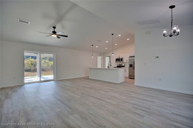 Foto del edificio - 248 Tangerine Rd