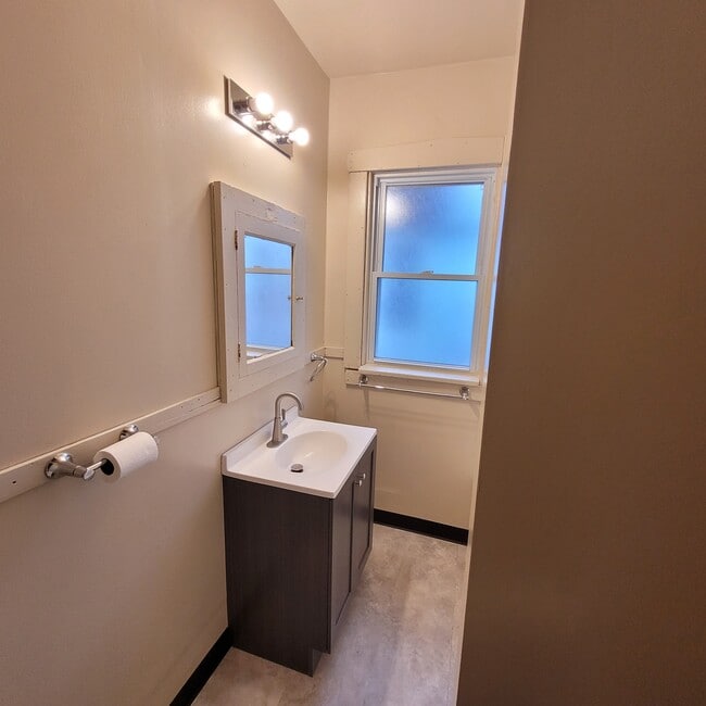 Baño remodelado - 1316 Lafayette Ave SE