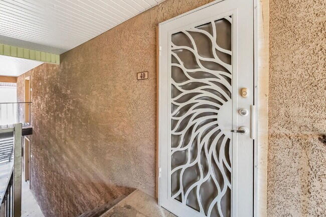 Foto del edificio - Guard Gated Community - 2 bedroom and 1 bathroom, Upstairs Unit Private Balcony Over looking Park...