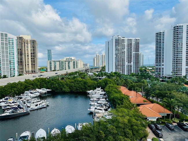 Foto del edificio - 3500 Mystic Pointe Dr