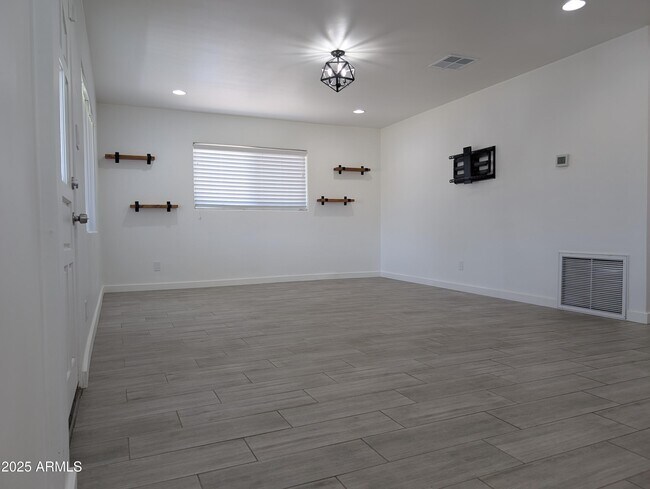 Foto del edificio - 3522 E Cheery Lynn Rd