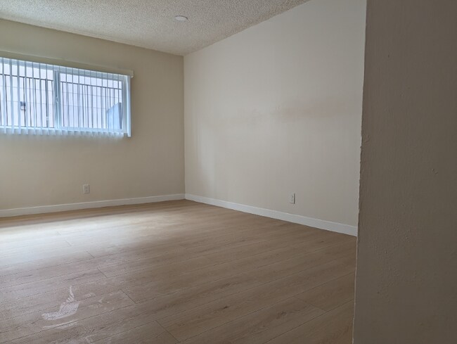 Foto del edificio - 5252 Hermitage Ave