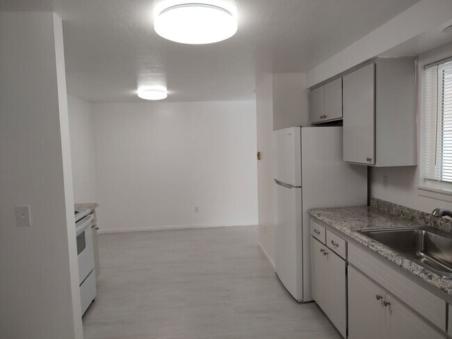 Foto del edificio - Available Sept. 1st.~ 3 bedroom and 1 bath...