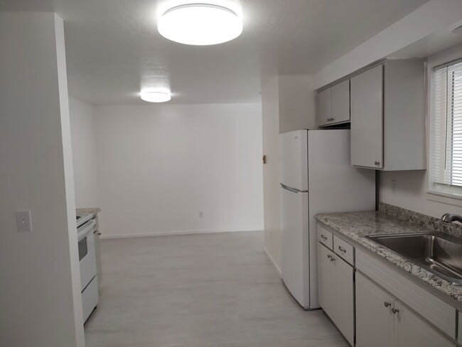 Building Photo - Available Sept. 1st.~ 3 bedroom and 1 bath...