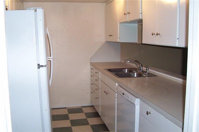 Building Photo - 6808 Thorncliffe Dr