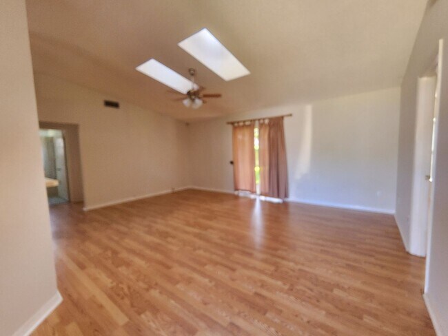 Building Photo - 3 Bedroom 2 Bath Single Family Home in Sou...