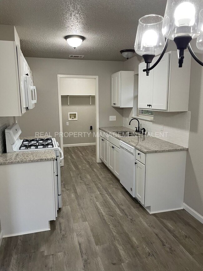Foto del edificio - Coming in August!! 3 Bedroom, 2 Bathroom H...