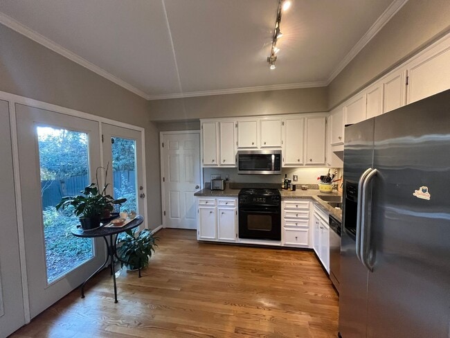 Building Photo - 2 Bedroom/ 2.5 Bath Townhome with 1 Car Ga...