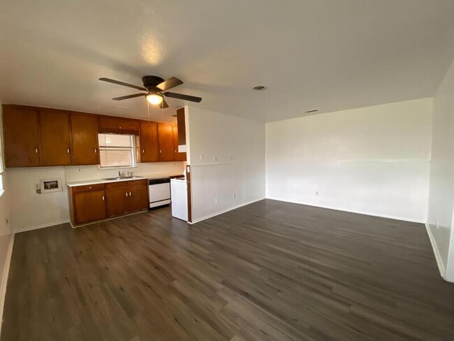 Foto del edificio - 321 E 3rd St