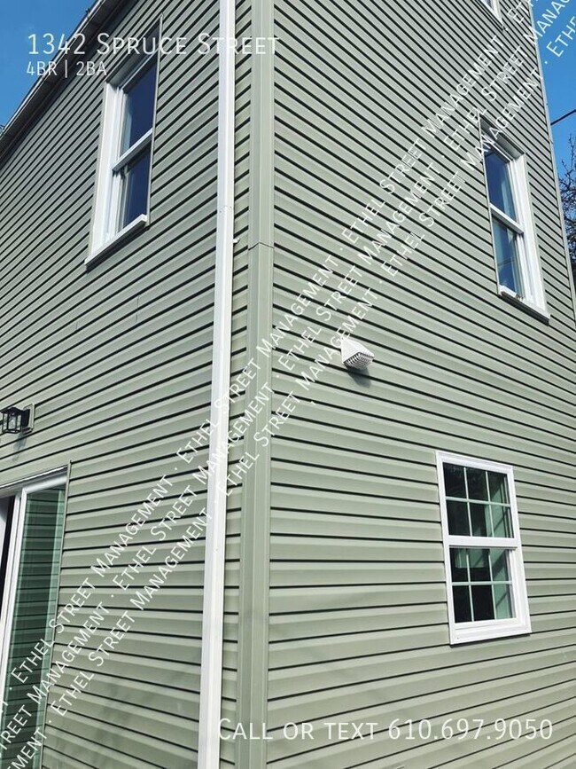 Building Photo - Beautiful and Newly-Updated Single Family ...