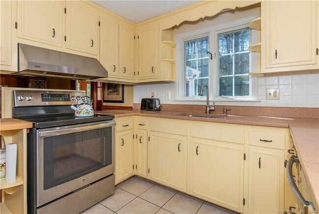 Building Photo - 399 Bushy Hill Rd