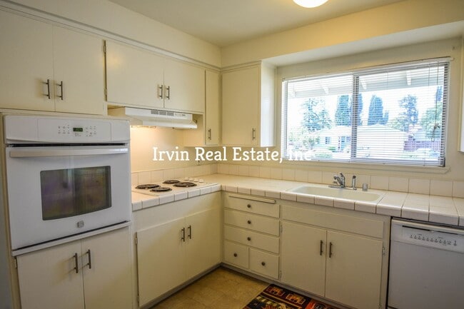 Building Photo - Nice 4 Bedroom Rancher