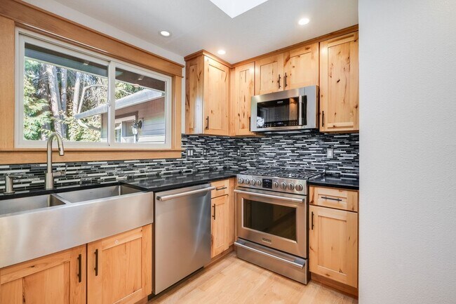 Foto del edificio - Beautiful 3 Bed, 2 Bath Rental Home in Bea...