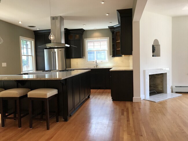 Foto del edificio - Two bed one bath in prime Park Hill location.