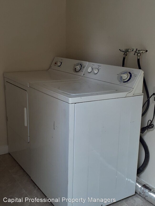 Foto del edificio - 9411 Carlton Oaks Dr