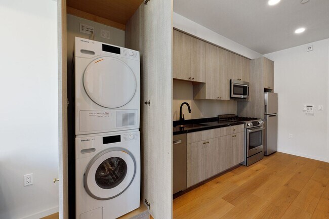 Foto del edificio - Rare opportunity to rent in a brand new bu...
