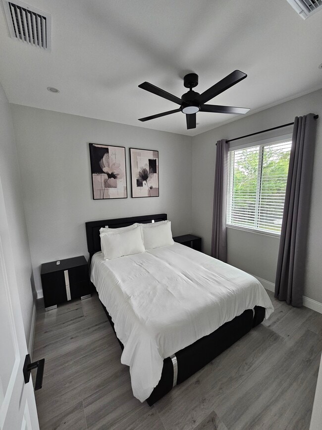 Foto del edificio - 8797 Rose Way