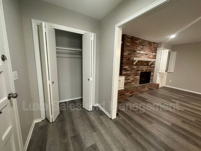 Building Photo - 6102 N Ross Ave
