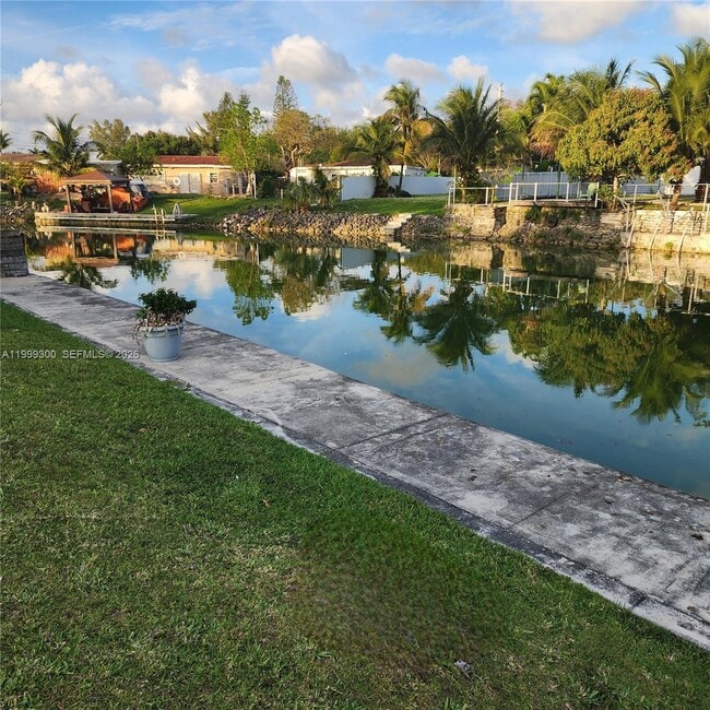Foto del edificio - 3325 S Lake Dr