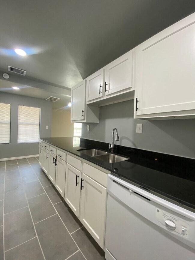 Foto del edificio - 7137 E Newton St