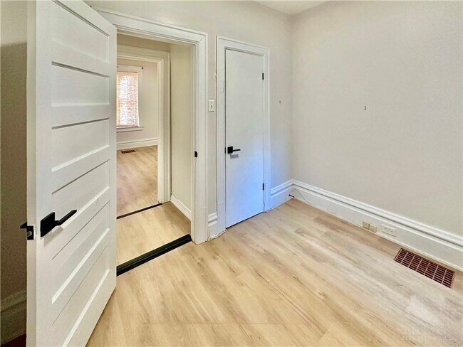 Photo du bâtiment - 162 Ivy Crescent