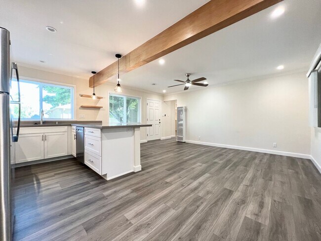 Foto del edificio - NEWLY REMODELED 2-BED / 2-BATH DUPLEX in P...