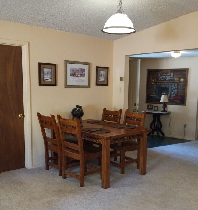 Foto del edificio - Single Level Home On Large Corner Lot