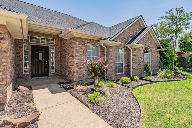 Foto del edificio - Stunning Home With Pool In North Richland ...
